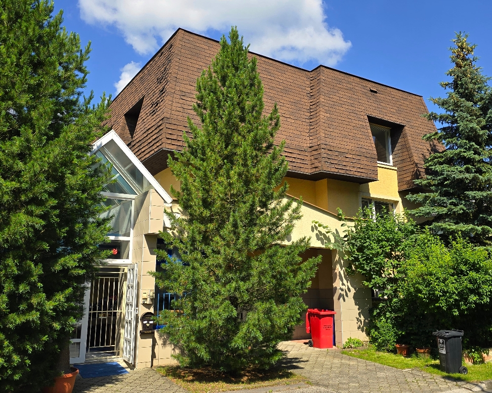 RODINNÝ DOM S ADMINISTRATÍVNOU PRÍSTAVBOU, BANSKÁ BYSTRICA